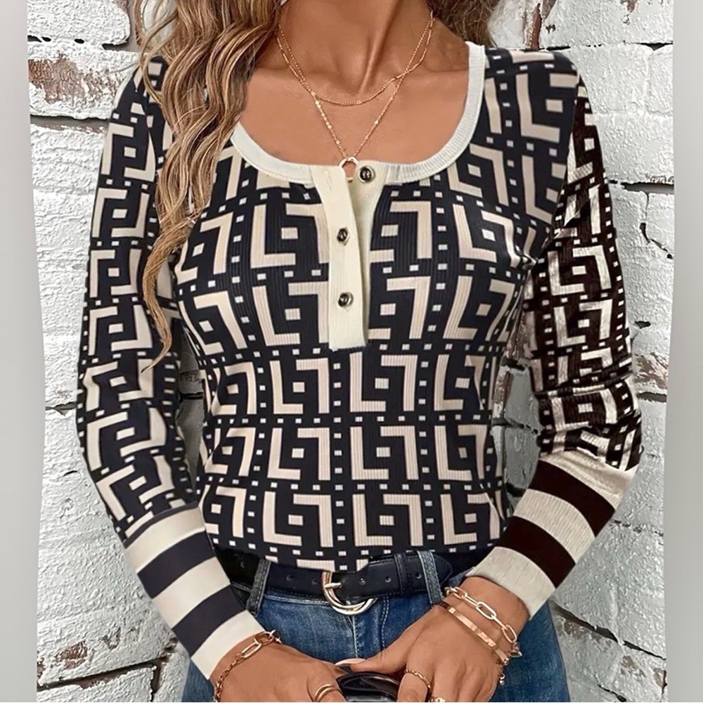 Nwt, Lavishly Paris Women’s Geometrical Designer Button up top. Size Small